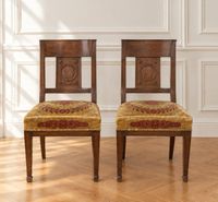 Paire de chaises en acajou massif, le dossier ajouré est orn…