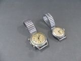 paire de montres de couleur argentée avec des chiffres romains et des chiffres romains