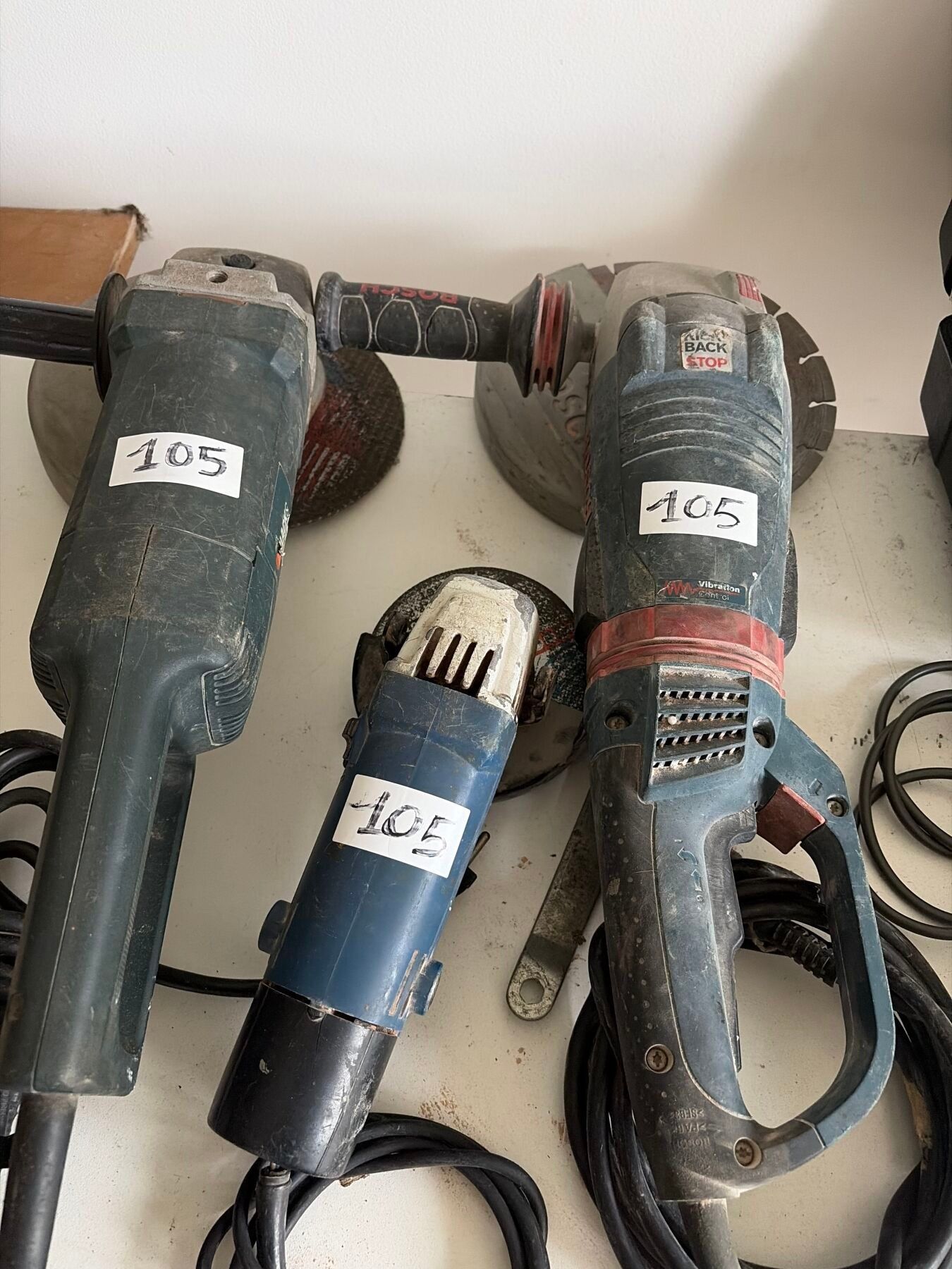 Deux grosses disqueuses filaires (une BLACK & DECKER et une …