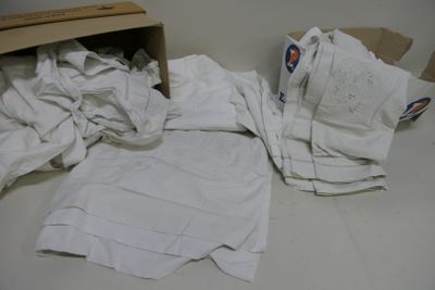 une pile de papier toilette par terre, à côté d'une chaise