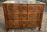 10737-120 / X / Commode en noyer ouvrant par trois tiroirs c…