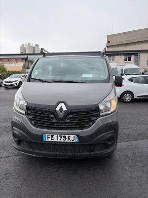l'avant d'une camionnette grise garée sur un parking