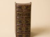 un vieux livre posé sur une table