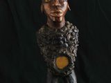 l'image d'une statue d'un homme avec un chapeau sur la tête