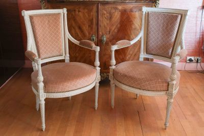 deux chaises assises l'une à côté de l'autre sur un sol en bois dur