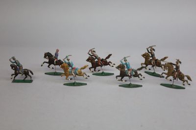 de nombreuses figurines représentant des personnes à cheval sur un fond blanc
