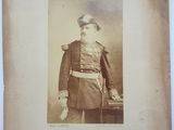 une vieille photo d'un homme en uniforme posant pour un cliché