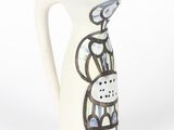 un vase blanc orné d'un dessin en noir et blanc