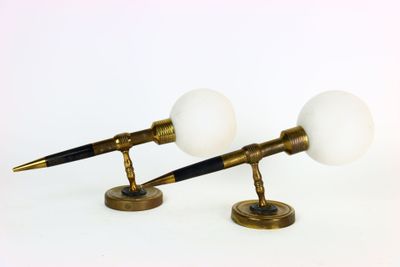 paire de lampes de bureau anciennes en laiton et en verre, avec des pieds en laiton
