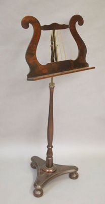 Lutrin en hêtre teinté, à fût réglable reposant sur une base… - Photo 1