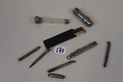 un grand nombre d'outils posés sur une table