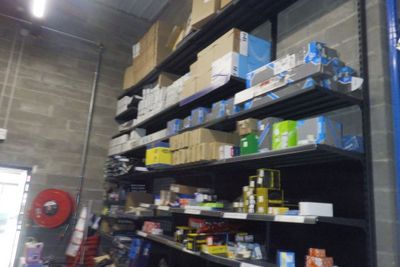 de nombreuses étagères dans un magasin, sur lesquelles sont posées des boîtes