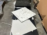 beaucoup de cartons qui traînent par terre dans l'entrepôt