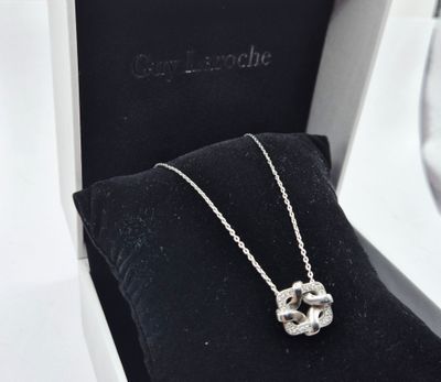 GUY LAROCHE - Collier en argent signé Guy Laroche retennant un pendent - Photo 1
