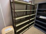 un petit climatiseur posé à côté d'une bibliothèque