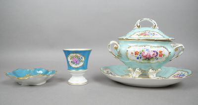 une théière et une tasse posée sur une soucoupe