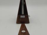 une image représentant un triangle en bois sur lequel figure une horloge