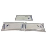 trois sacs en plastique blanc sont posés sur une surface blanche