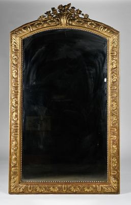un miroir au cadre doré ouvragé, avec un fond noir et un fond blanc