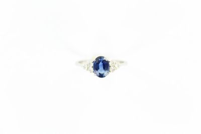 bague en saphir bleu et diamant sur fond blanc