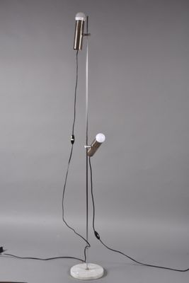 une lampe posée sur une table à côté d'un ordinateur portable