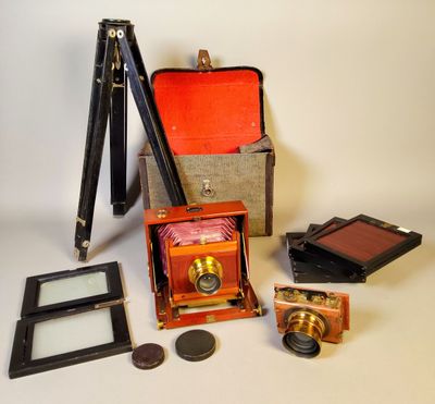 un appareil photo, un trépied, un miroir et quelques autres objets posés sur une table