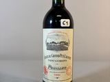 une bouteille de vin posée sur une table
