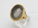 l'image d'une bague en or sur laquelle figure la photo d'une femme