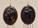 boucles d'oreilles plaquées or avec de l'agate noire et des chaînes en or