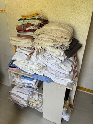 une pile de vêtements pliés posée sur une étagère dans une pièce