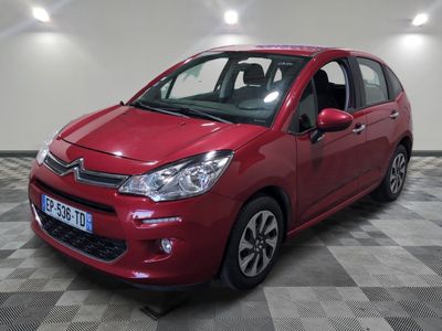 la citrole rouge est garee sur un sol en damier