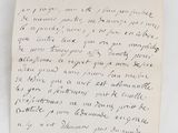 une vieille lettre écrite à la main sur un morceau de papier avec une écriture dessus