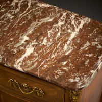 Commode à façade cintrée en placage de bois de rose dans des… (photo 4)