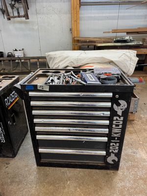 de nombreux outils posés sur la table du garage
