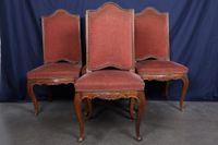 Suite de quatre chaises en noyer à décor de coquilles, repos…