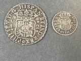 deux pièces d'argent posées l'une à côté de l'autre sur une table