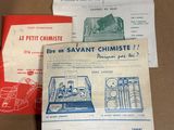 Plusieurs brochures sont empilées les unes sur les autres sur une table
