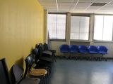 une pièce avec beaucoup de chaises et un mur jaune