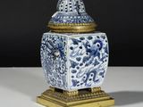 un vase bleu et blanc avec un couvercle sur une table
