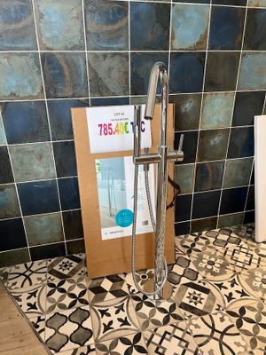 une salle de bains équipée de toilettes et d'une douche