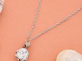 un gros plan d'un collier orné d'un diamant sur fond de corail