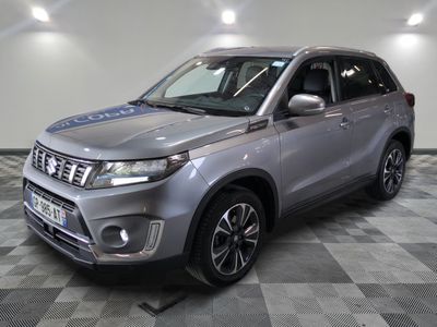 La Suzuki Vitax argentée est garée sur un sol à damier