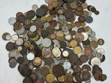 une pile de pièces de monnaie posée sur une surface blanche
