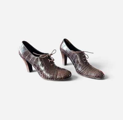 une paire de chaussures pour femme sur fond blanc