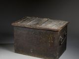 une vieille boîte en bois munie d'une serrure