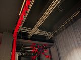 une scène avec un rideau rouge et une scène avec un rideau rouge