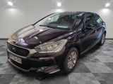 la photo d'une voiture de couleur sombre garée dans un garage
