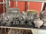 beaucoup de verres posés sur une étagère dans une pièce