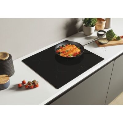 une photo d'une plaque de cuisson sur laquelle est posé un bol contenant de la nourriture
