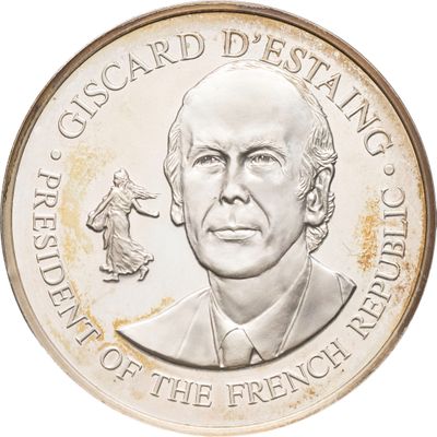 pièce d'argent sur laquelle figurent les portraits d'un homme et d'une femme